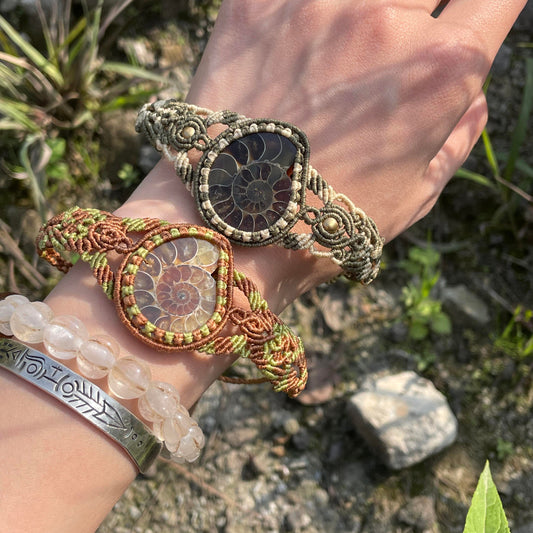 Hand-woven macrame Ammonitida bracelet