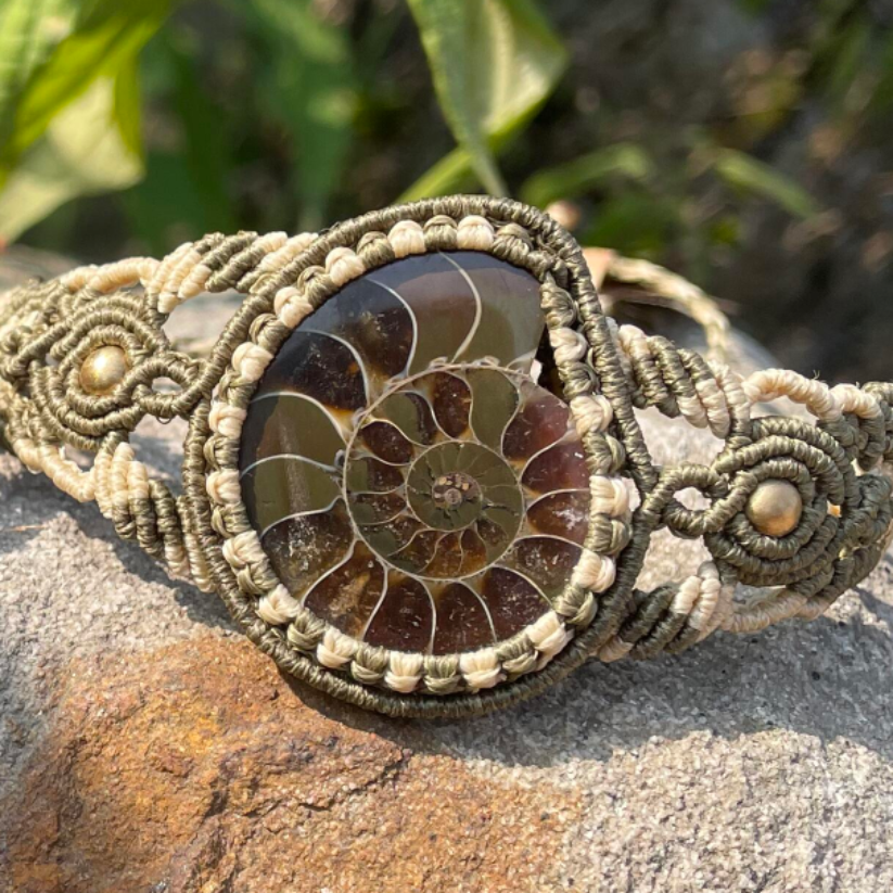 Hand-woven macrame Ammonitida bracelet